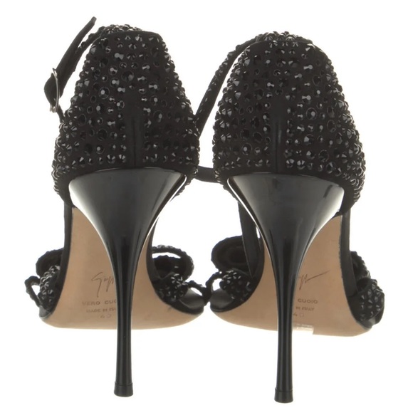 Giuseppe Zanotti
Bejeweled Bow-Toe Sandal Size 40 - Picture 4 of 6